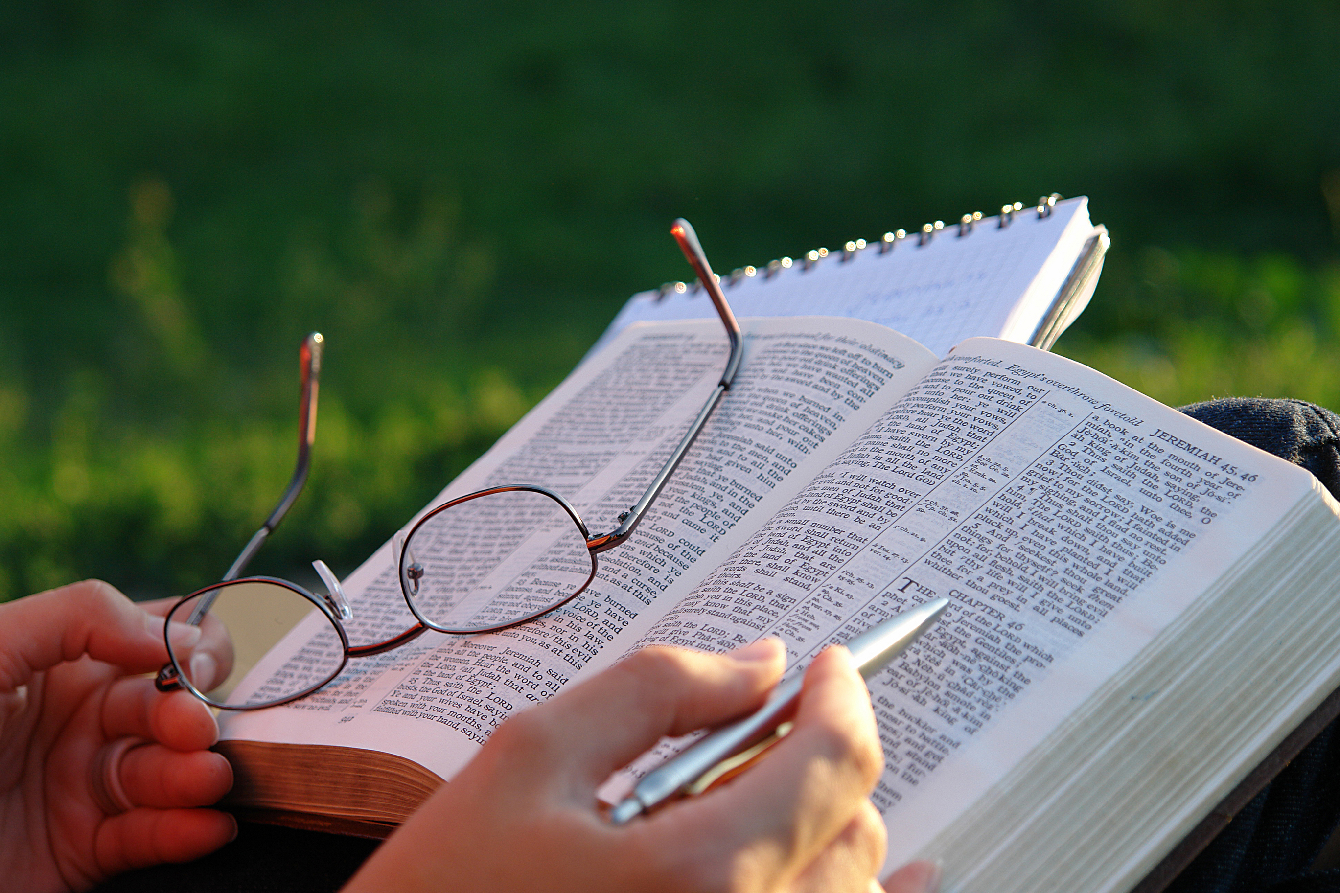 Слово божье книга. Изучение Библии. Открытая Библия. Священное Писание в руке. Человек изучает Библию.